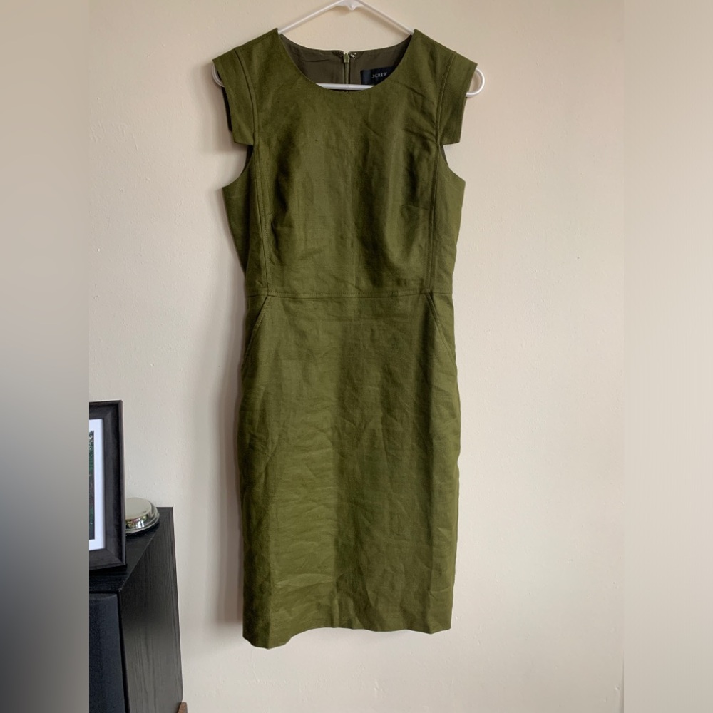 Perfect party/cocktail dress or an everyday dress for the office. Never worn!